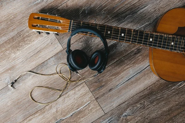 Gitara Akustyczna Spoczywająca Drewnianym Tle — Zdjęcie stockowe