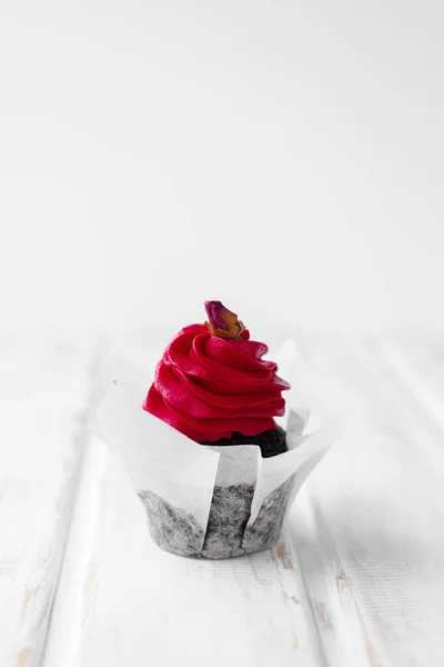 Шоколадно Красный Кекс Белом — стоковое фото