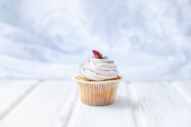 Parti için tatlı kekler. Modern arka planda krem peynirle süslenmiş taze kekler. Tatlı hamur işi. Tatil pastası kutlaması, lezzetli tatlı, yakın çekim.