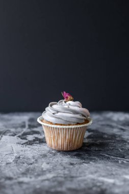 Parti için tatlı kekler. Modern arka planda krem peynirle süslenmiş taze kekler. Tatlı hamur işi. Tatil pastası kutlaması, lezzetli tatlı, yakın çekim.