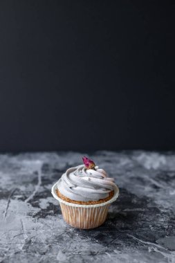 Parti için tatlı kekler. Modern arka planda krem peynirle süslenmiş taze kekler. Tatlı hamur işi. Tatil pastası kutlaması, lezzetli tatlı, yakın çekim.