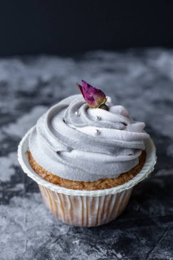 Parti için tatlı kekler. Modern arka planda krem peynirle süslenmiş taze kekler. Tatlı hamur işi. Tatil pastası kutlaması, lezzetli tatlı, yakın çekim.