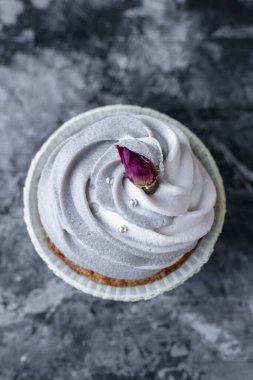 Parti için tatlı kekler. Modern arka planda krem peynirle süslenmiş taze kekler. Tatlı hamur işi. Tatil pastası kutlaması, lezzetli tatlı, yakın çekim.