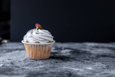 Parti için tatlı kekler. Modern arka planda krem peynirle süslenmiş taze kekler. Tatlı hamur işi. Tatil pastası kutlaması, lezzetli tatlı, yakın çekim.