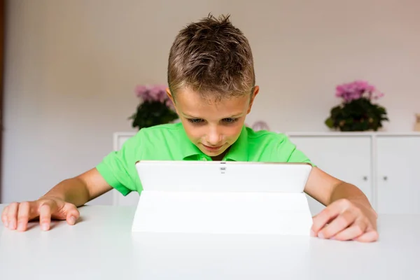 惊讶的男孩用白色平板电脑 — 图库照片