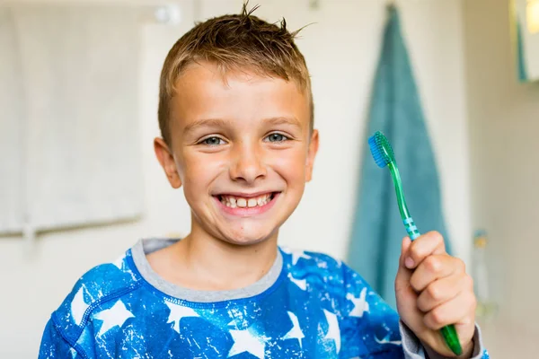 Young boy brushing his teeth with toothbrush — Stock Photo, Image