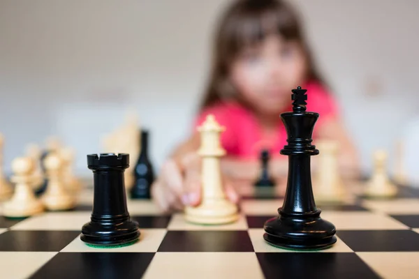 Menina e tabuleiro de xadrez — Fotografia de Stock