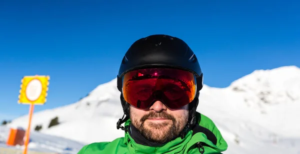 Joyeux skieur avec de grandes lunettes de ski surdimensionnées — Photo