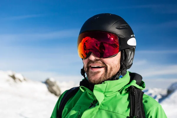 Joyeux skieur avec de grandes lunettes de ski surdimensionnées — Photo