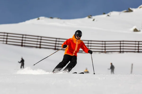 Esquiador masculino esquiando na pista de esqui — Fotografia de Stock