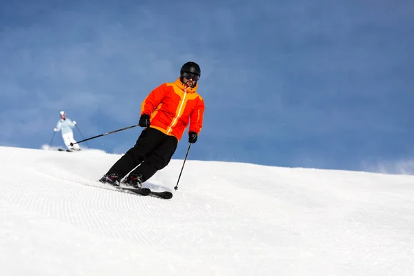 Male skier skiing on ski slope — Stock Photo, Image