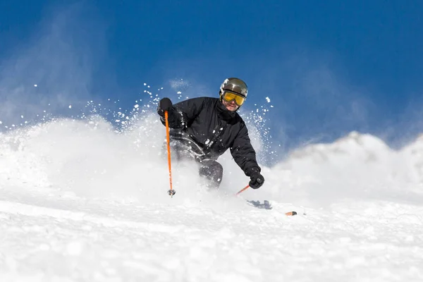 Manliga skidåkare skidåkning på ski resort — Stockfoto