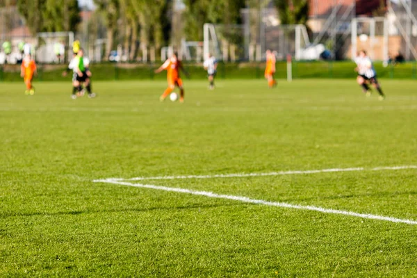 Jogadores de futebol desfocados jogando futebol amador jogo — Fotografia de Stock