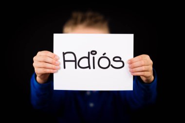 İspanyolca kelime Adios - elveda işaretiyle tutan çocuk