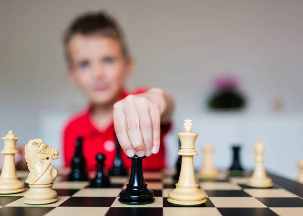 Дитина гри в шахи — стокове фото