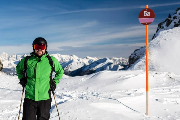 Joyeux skieur avec de grandes lunettes de ski surdimensionnées — Photo