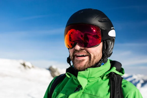 Joyeux skieur avec de grandes lunettes de ski surdimensionnées — Photo