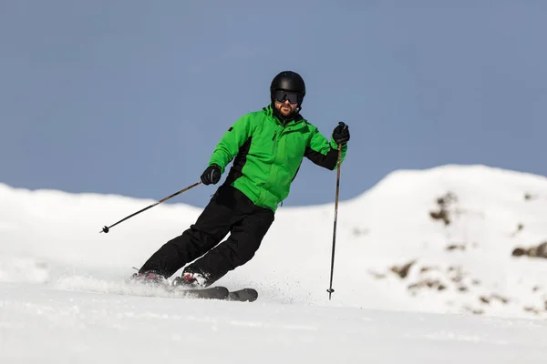 Mężczyzna narciarz na nartach na stoku — Zdjęcie stockowe