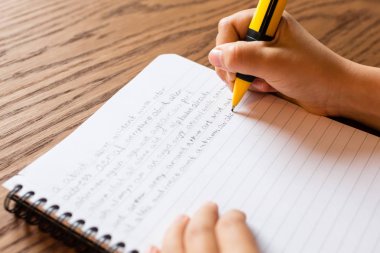 Not etmek üstünde el ile yazma kız