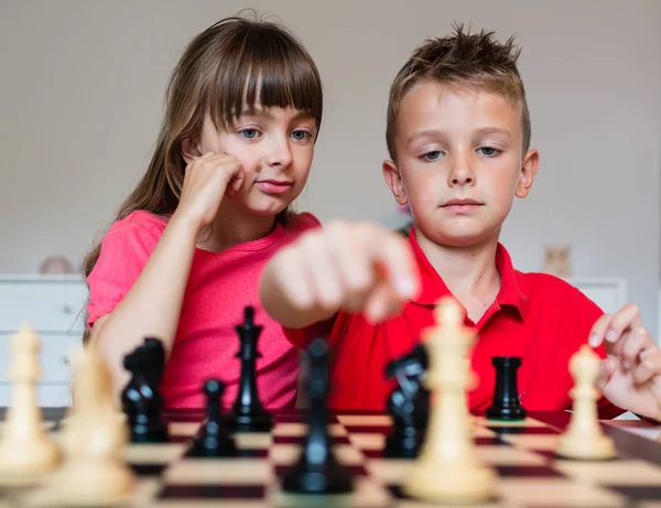 Kinder spielen Schach — Stockfoto