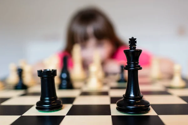 Дівчина і шахова дошка — стокове фото