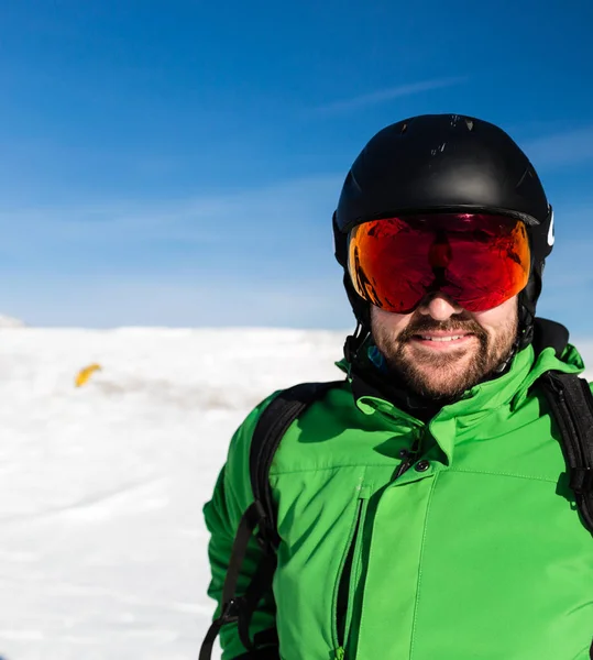 Joyeux skieur avec de grandes lunettes de ski surdimensionnées — Photo