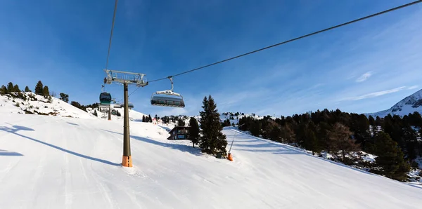 Télésiège à la station de ski — Photo