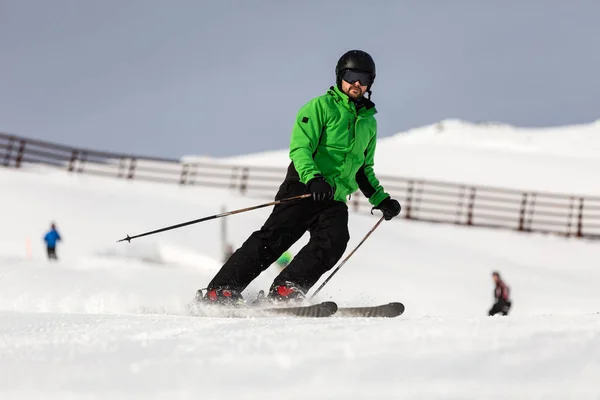 Mannelijke skiër skiën op de skipiste — Stockfoto