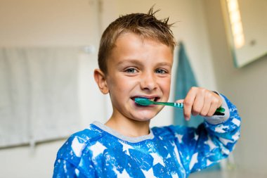 Genç çocuk diş fırçası ile Dişlerini fırçalıyor