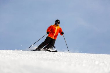 Erkek kayakçı Kayak pisti üzerinde Kayak