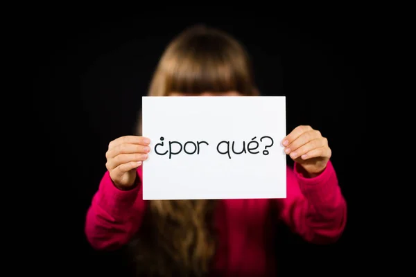 Copilul care ține semnul cu cuvinte spaniole Por Que - De ce — Fotografie, imagine de stoc