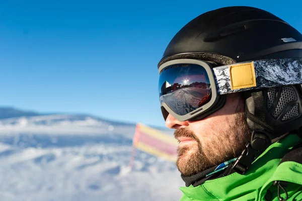 Sciatore maschile con grandi occhiali da sci oversize — Foto Stock