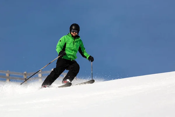Mužské lyžař lyžování na sjezdovce — Stock fotografie