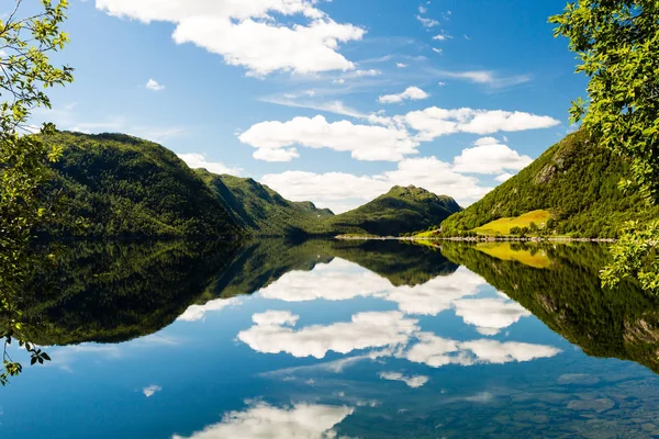 Úvahy o jezeře v Norsku — Stock fotografie
