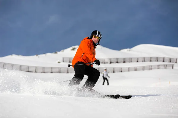 Mężczyzna narciarz na nartach na stoku — Zdjęcie stockowe