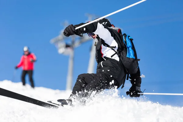 男性的滑雪者崩溃 — 图库照片