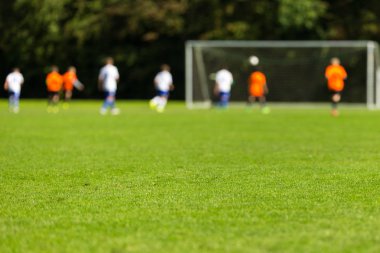 Bulanık futbolcular yeşil sahada
