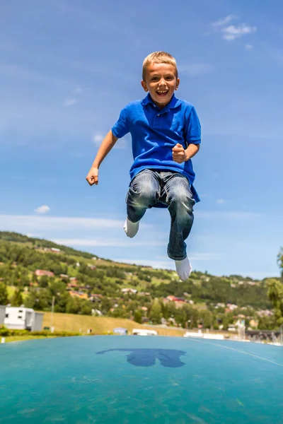 Barnet hoppar på studsmatta — Stockfoto