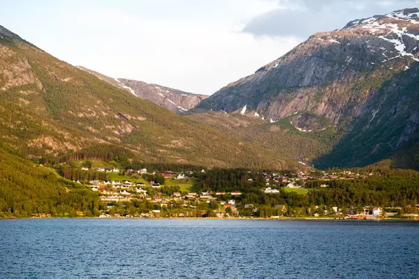 Пейзаж возле Хардангер-фьорда в Норвегии — стоковое фото