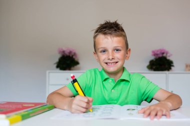 Ev ödevi ile mutlu çocuk