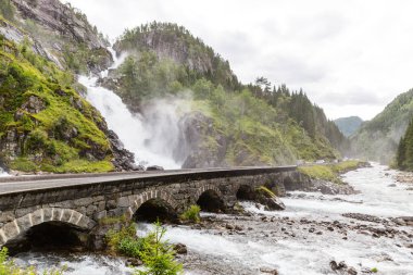 Norveç'te Odda yakınındaki Latefossen şelaleler