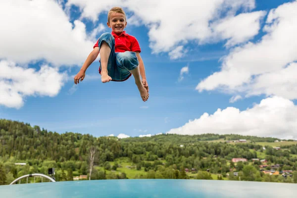在蹦床上跳跃的小男孩 — 图库照片