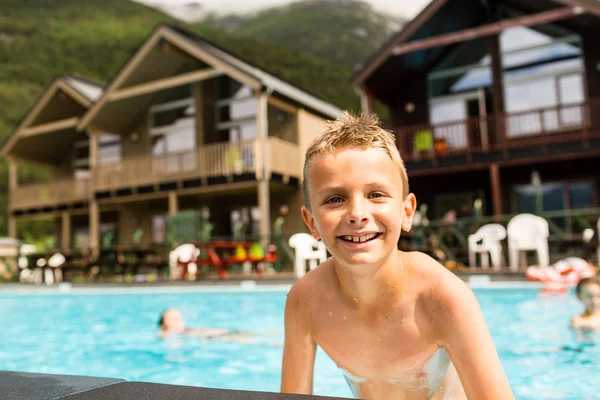 Smiling boy in swimming pool — Stock Photo, Image