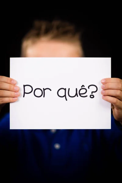 Kind hält Schild mit portugiesischem Wort por que - warum — Stockfoto