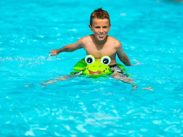 微笑的男孩在游泳池里 — 图库照片