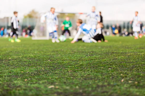 Vervaging van jonge jongens spelen voetbalwedstrijd — Stockfoto