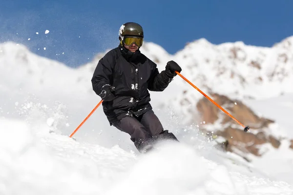 Male skier skiing at ski resort — Stock Photo, Image