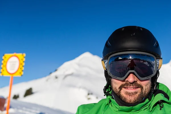 Joyeux skieur avec de grandes lunettes de ski surdimensionnées — Photo