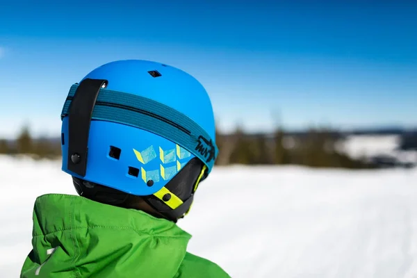 Лыжник смотрит на лыжный склон — стоковое фото