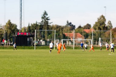 Amatör futbol maçı oynarken bulanık futbolcular